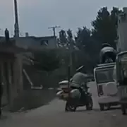 Policía imita a Jackie Chan y sube al techo de un auto en movimiento para detener a infractor