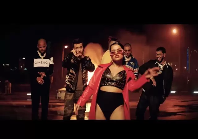 becky-g-sexy-en-bubalu