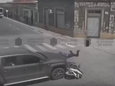 choque-salta-esquina-mendoza-alberdi-video-moto-camioneta-mujer