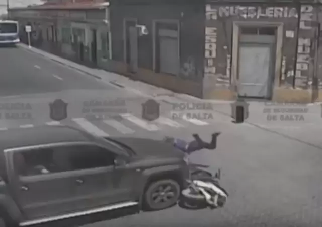 choque-salta-esquina-mendoza-alberdi-video-moto-camioneta-mujer