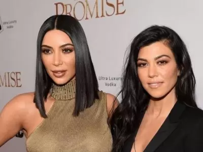 kim-kardashian-kourtney-kardashian-vestido-escote-gala-moda-fotos-juntas-hermanas-new-york-5