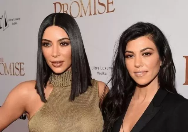 kim-kardashian-kourtney-kardashian-vestido-escote-gala-moda-fotos-juntas-hermanas-new-york-5