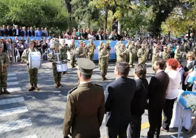 1Actos-en-la-Plaza-Departamental.-Malvinas