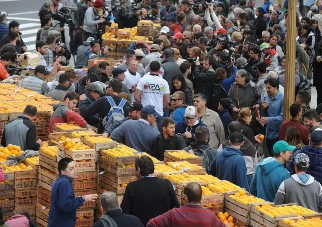 frutazo-plaza-de-mayo-reclamo-protesta-productores-frutas-y-verduras