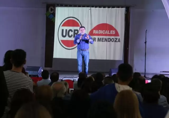 De-Marchi-en-el-acto-realizado-en-YPF