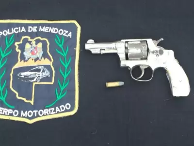 arma-detenidos-polic�a-toyota-hilux-rev�lver-mendoza