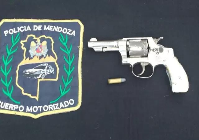 arma-detenidos-polic�a-toyota-hilux-rev�lver-mendoza