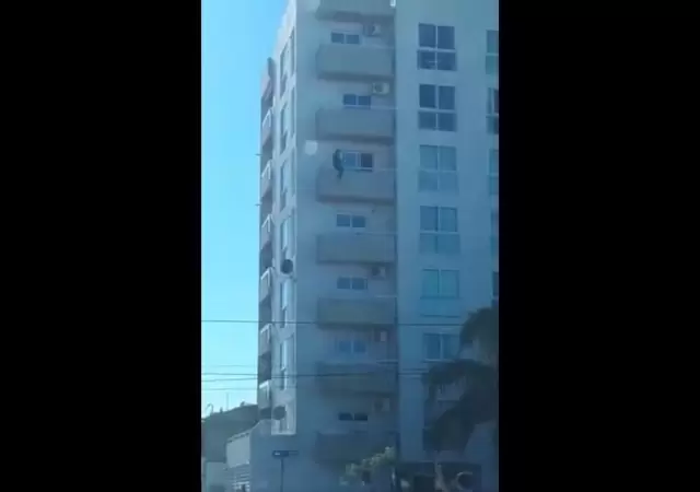hombre-suicidio-video-c�rdoba-edificio-balc�n-argentina