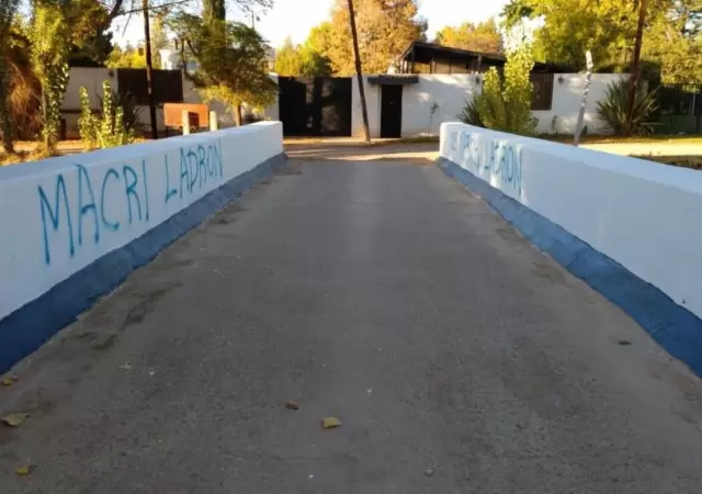 grafiti-vecinos-lujn-de-cuyo-los-aromos-pintadas-macri-elecciones