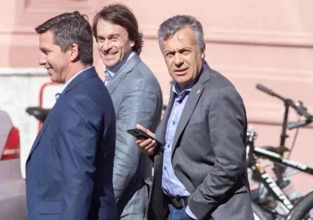 alfredo-cornejo-llegando-a-la-rosada