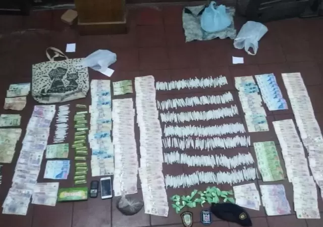 porros-marihuana-policiales-mendoza-hoy-godoy-cruz-auto-2