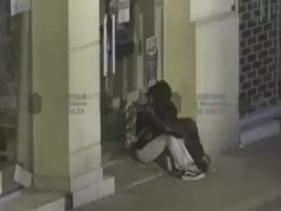 hombre-borracho-ebrio-robo-billetera-mujer-ladrona