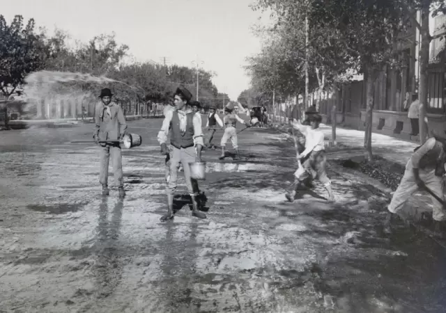 Chicos,-regando-la-calle-de-la--ciudad-de-Mendoza