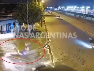 policiales-moto-video-accidente-buenos-aires-muerto-foto-auto-atropellado