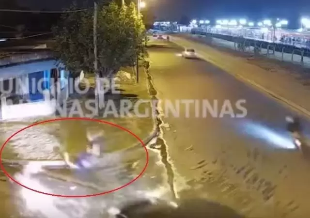 policiales-moto-video-accidente-buenos-aires-muerto-foto-auto-atropellado