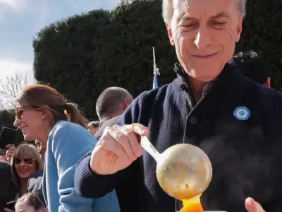 mauricio-macri-locro-25-de-mayo-fotos-2