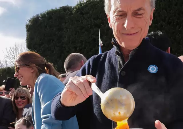 mauricio-macri-locro-25-de-mayo-fotos-2