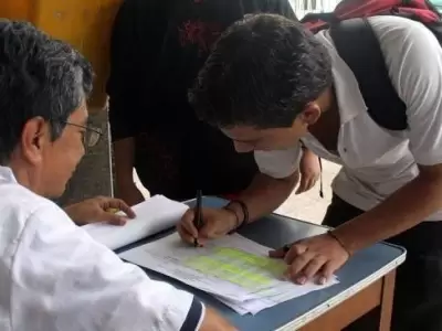 j�venes-votando-elecciones