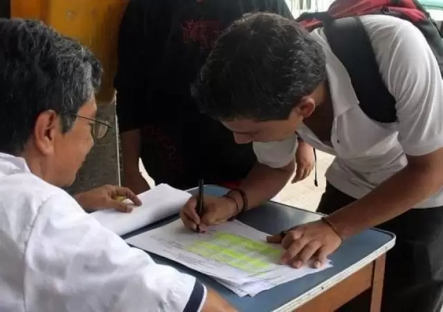 j�venes-votando-elecciones