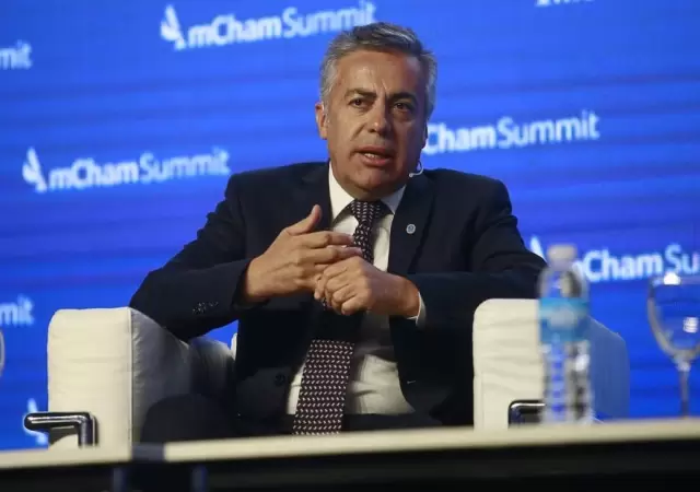alfredo-cornejo-novaresio-declaraciones-amcham-summit-entrevista-44