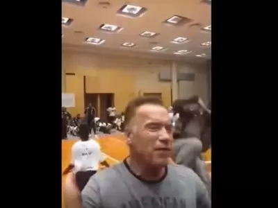 Arnold--Schwarzenegger-video-patada-sud�frica-viral-violencia-