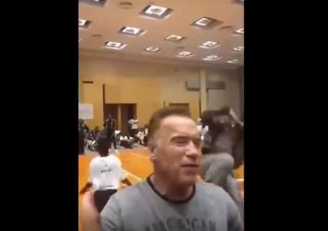 Arnold--Schwarzenegger-video-patada-sud�frica-viral-violencia-