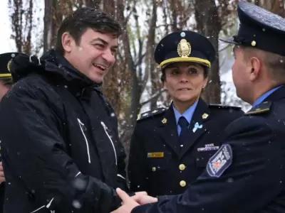 De-Marchi-junto-a-los-policias-de-la-provincia
