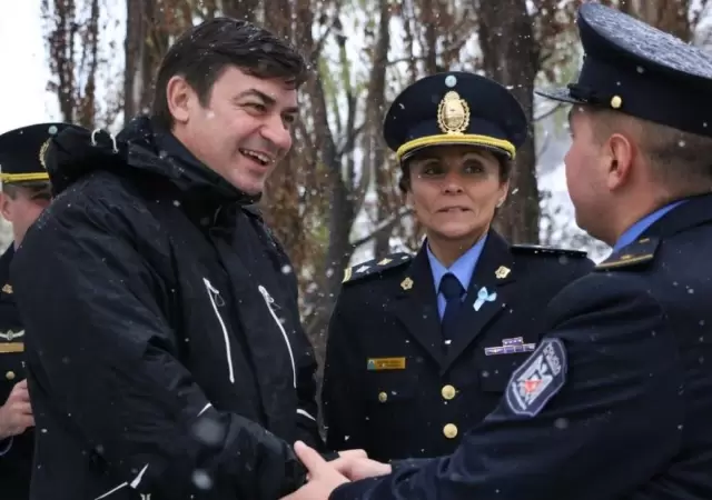 De-Marchi-junto-a-los-policias-de-la-provincia