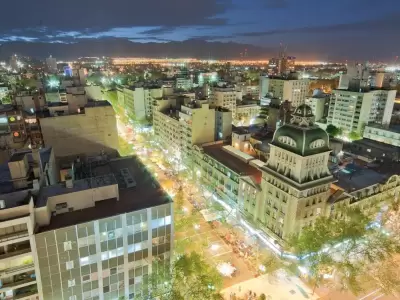 ciudad-nocturna-pasaje-peatonal