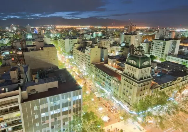 ciudad-nocturna-pasaje-peatonal