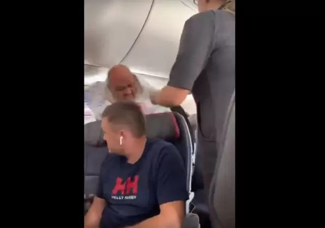 video-viral-vuelo-avi�n-mujer-celosa-golpe-hombre