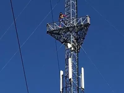 hombre--hombre-trepado-antena-utn-amenaza-de-muerte-mendoza