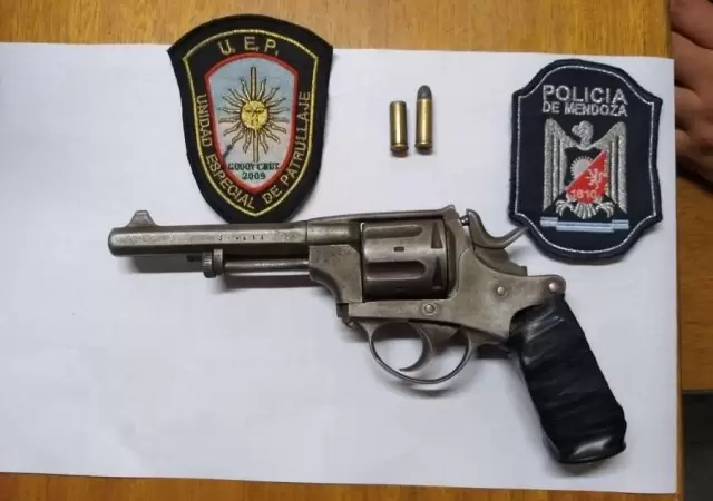 policiales-mendoza-arma-detenidos-godoy-cruz-arma-44
