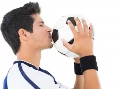 ballon-baiseur-beau-joueur-football_13339-64046