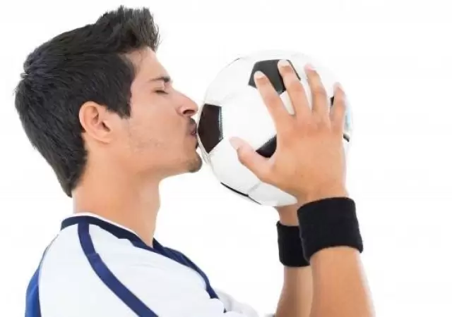 ballon-baiseur-beau-joueur-football_13339-64046