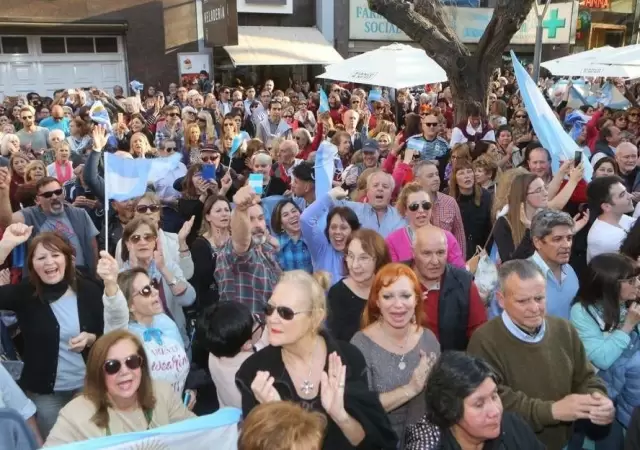 marcha-a-afavor-del-gobierno-de-macri-peatonal-mendoza-24a-sabado