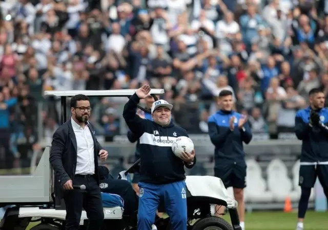 Diego-Maradona-Gimnasia-y-Esgrima-La-Plata