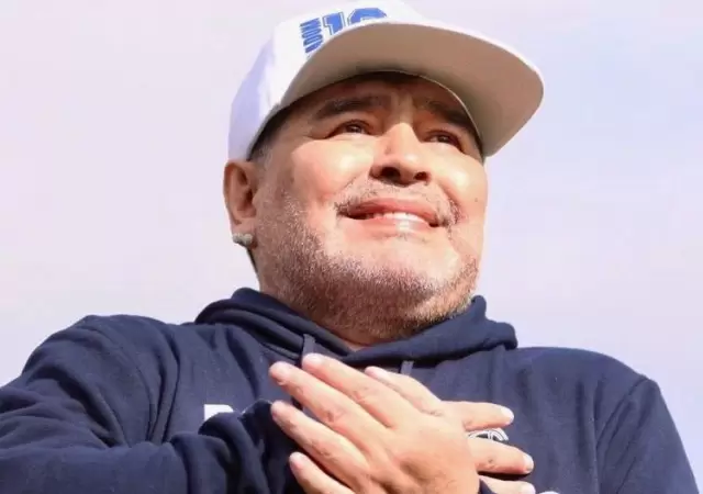 maradona-gimnasia-y-esgrima-la-plata-columna-lucas-gatti