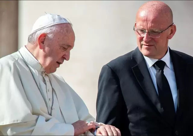 papa-francisco-domenico-giani-vaticano-renuncia-corrupcion