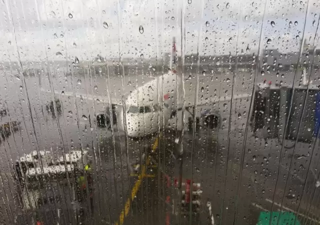 vuelos-demorados-cancelados-ezeiza-aeroparque-mal-clima-lluvias-tormentas-electricas