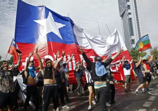 chile-manifestaciones-levantan-toque-de-queda