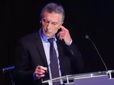 mauricio-macri-auricular-auriculares-audifonos-audifono-segundo-debate-presidencial-2019-cucaracha-10