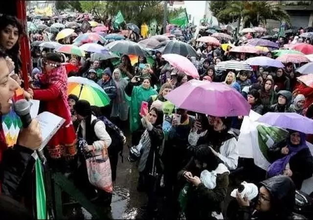 34-encuentro-nacional-de-muejres-la-plata-lluvia-