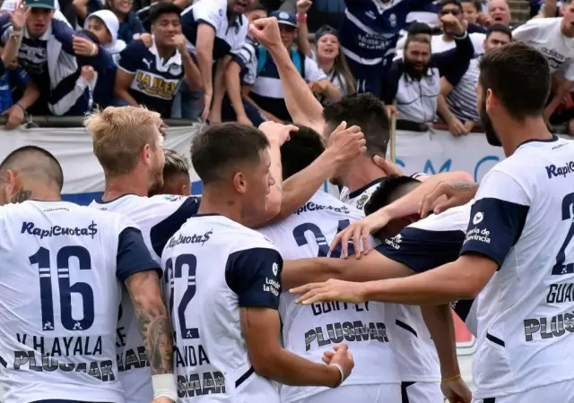 Gimnasia-y-Esgrima-La-Plata-Diego-Maradona-Superliga