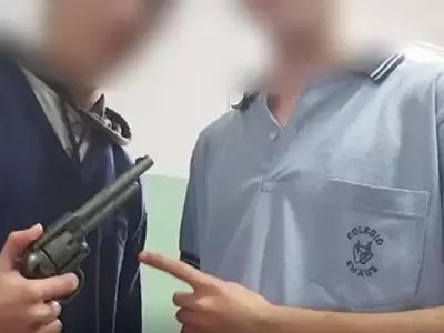 arma-pistola-alumnos-colegio-video