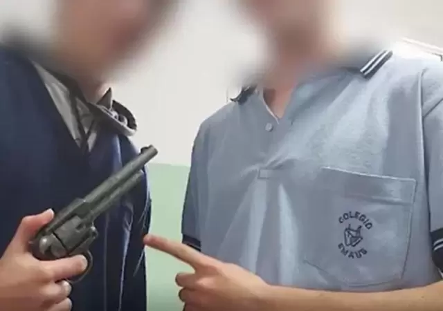arma-pistola-alumnos-colegio-video