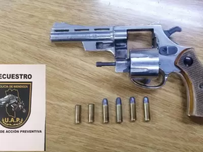 arma-policiales-rev�lver-detenidos-guaymall�n