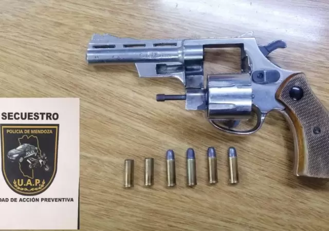 arma-policiales-rev�lver-detenidos-guaymall�n