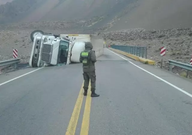 camion-alta-montaa-vuelco-mendoza