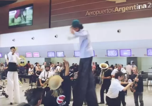 aeropuertos-argentina-2000-flashmob-mendoza-video